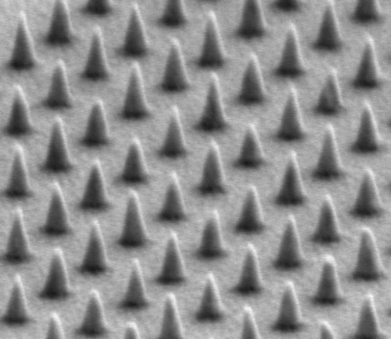 Gold tip array ultrafast electron source with high beam quality – published in Nano Letters